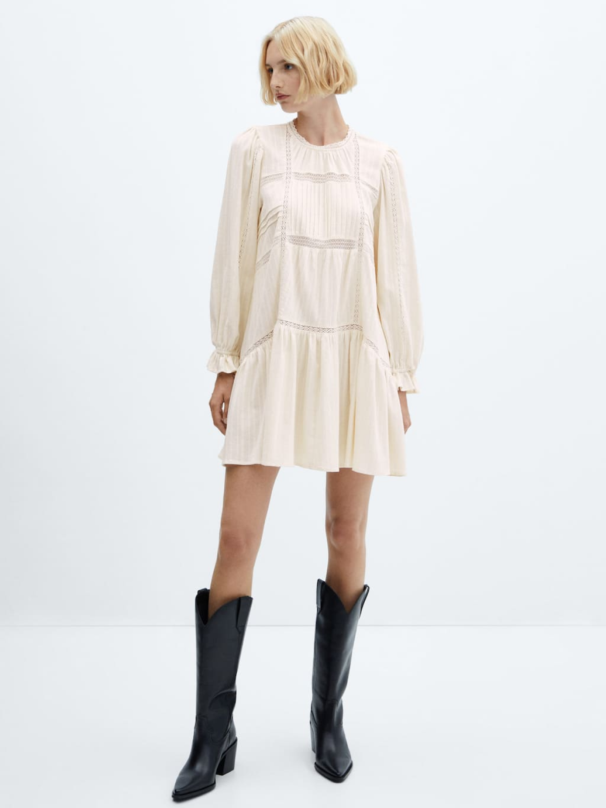 Puff-sleeved embroidered dress