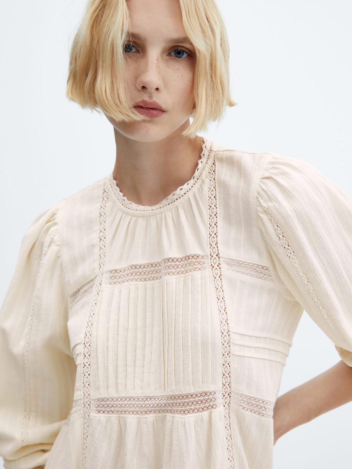 Puff-sleeved embroidered dress