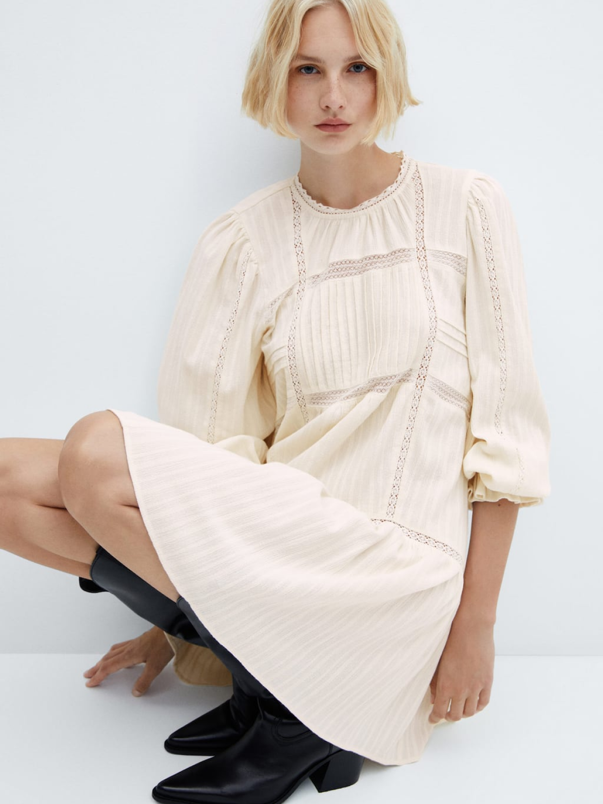 Puff-sleeved embroidered dress